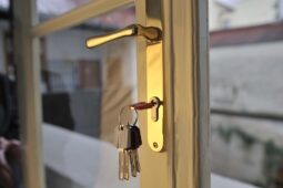 Zabouchnuté klíče se mohou prodražit. Jak nenaletět podvodníkům