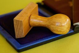 Dvojice z Ukrajiny neoprávněně pobírala humanitární dávky. Žena v Česku nežila