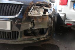 Šofér se zákazem řízení se pustil do honičky s policií. Dostal smyk a naboural