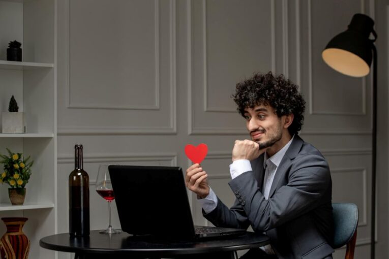 Falešná láska: „citový vyděrač“ ze seznamek připravil oběti o miliony. Už bručí za mřížemi