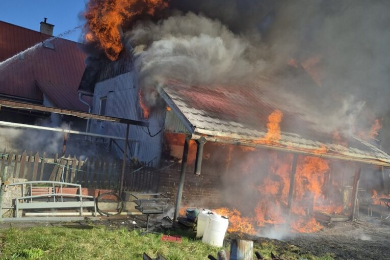 Opuštěný dům v Leskovci lehl popelem, škoda je 1,5 milionu