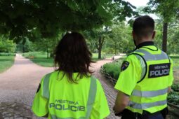 Strážníci posílí hlídky u hlavního nádraží. Dohlížet na pořádek budou nonstop