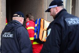 Cestující vytáhl na hlídku nůž, na oplátku byl zasažen pepřovým sprejem