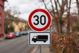 V ulici se kvůli obchvatu mění dopravní značení