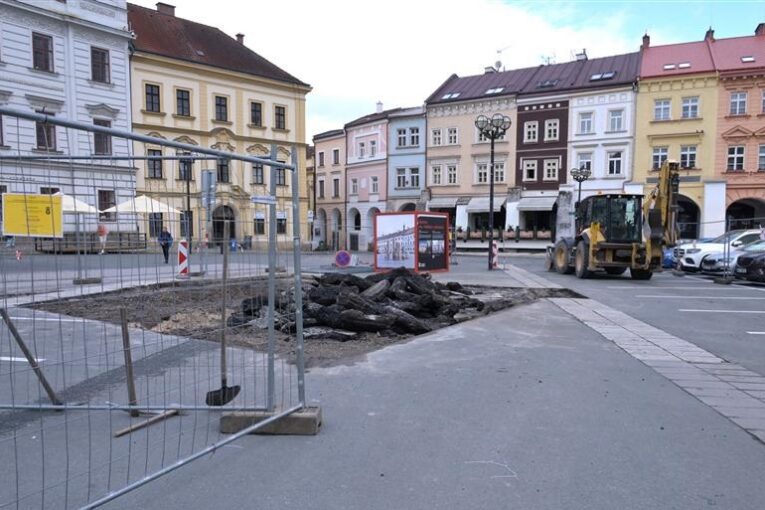 Na náměstí pracují archeologové, časem tu má vzniknout nová kašna