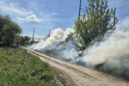 Po projetí vlaku vzplál porost u kolejí. Rozsáhlý požár zaměstnal 15 jednotek hasičů