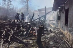 OBRAZEM: Ve Stonařově hořel rodinný dům. Plameny ohrozily i sousední objekt