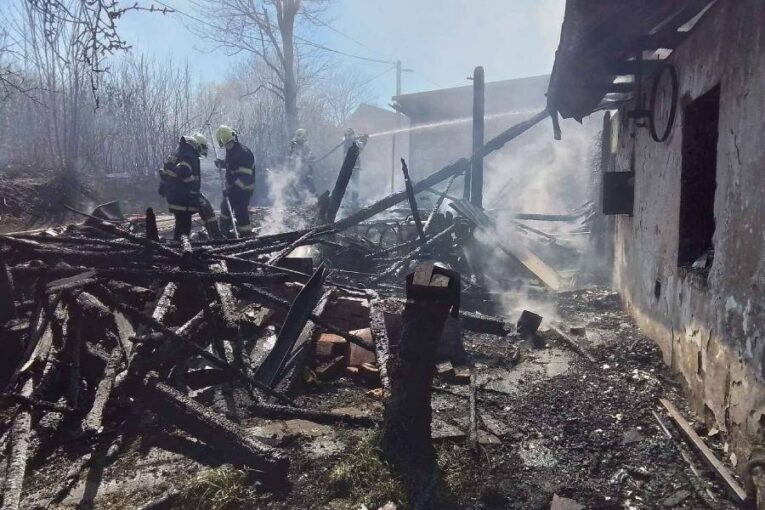 OBRAZEM: Ve Stonařově hořel rodinný dům. Plameny ohrozily i sousední objekt