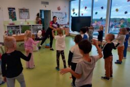 Říčanské děti objevují radost z pohybu: Trenéři mění tělocvik v dobrodružství