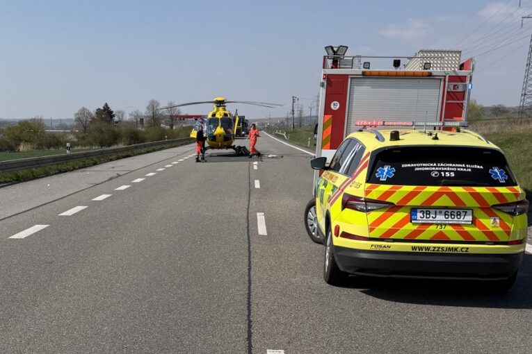VIDEO: Během soboty se stalo třicet dopravních nehod. Zasahoval i vrtulník