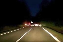 VIDEO: Předjížděli riskantně před zraky policejní hlídky  