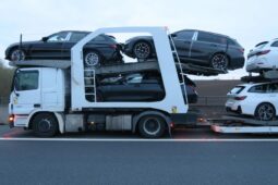 Řidič měl poruchu, zastavil na dálnici D1 a přeskočil svodidla, ani to mu nepomohlo. Policisté hledají svědky nehody 