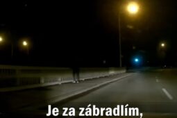 VIDEO: Muž stál na mostě za zábradlím, zachránili ho kolemjdoucí