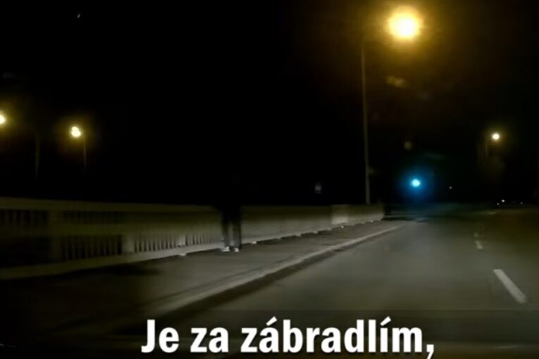 VIDEO: Muž stál na mostě za zábradlím, zachránili ho kolemjdoucí