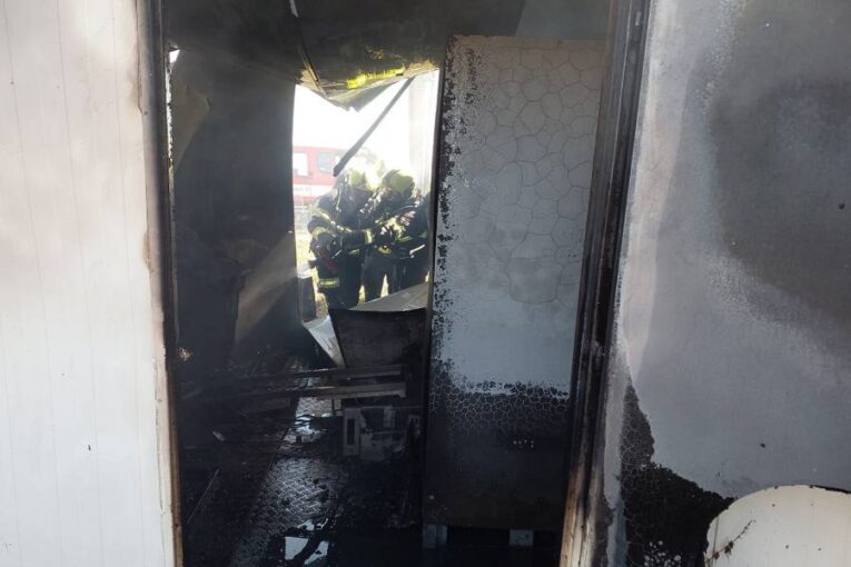 Na Chrudimsku hořel plastový domek s elektrickými rozvody