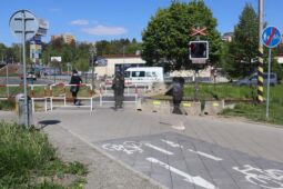 Chodci lezli za jízdy přes nákladní vlak v centru Zlína. Policie hledá svědky