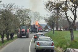 U Prusinovic hořel vlek naložený senem, požár zastavil provoz