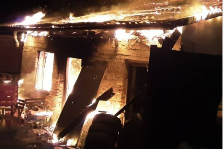 Noční požár centru Pacova. Před ohněm uteklo pět lidí