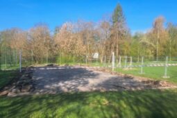 Místo asfaltového hřiště vyroste v ulici moderní s umělým povrchem