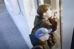 Poznáte chlapce na snímku? Mohou pomoci objasnit případ ve Žďáře