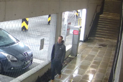 Poničení motorky v garážích v Brodě, policie hledá svědka z fotografie