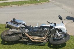 Motorkář v Chotěboři nedal přednost, po střetu s autem skončil na silnici