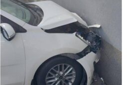 Nehoda u jihlavské nemocnice. Senior si spletl brzdu s plynem a naboural do zdi