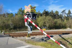 Na červenou přes koleje. Kamion v Rapoticích smetl sklápějící se závoru