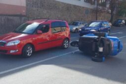 Nehoda v Pelhřimově. Tříkolka se při odbočování převrátila, dva zranění