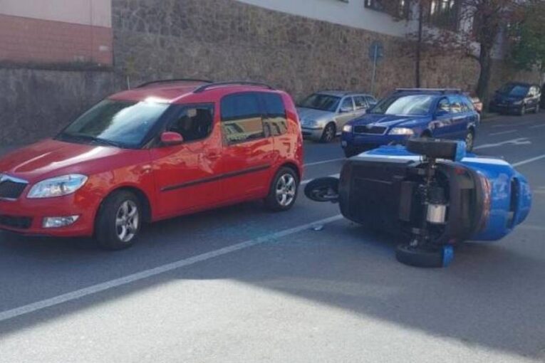 Nehoda v Pelhřimově. Tříkolka se při odbočování převrátila, dva zranění