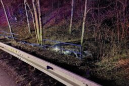 Zdrogovaný řidič se s autem několikrát převrátil, nakonec s ním skončil v potoce