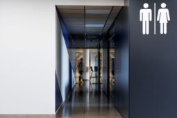 Vandalismus přináší zdražení: Dobříš mění způsob platby i cenu na veřejných toaletách