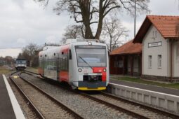 Pavouci nahrazují myši. Na tratě na Benešovsku vyjíždějí modernější vlaky