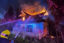 Ranní požár v Podlesí: Hasiči bojovali s plameny na střeše rodinného domu