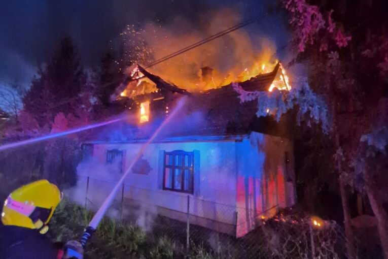 Ranní požár v Podlesí: Hasiči bojovali s plameny na střeše rodinného domu