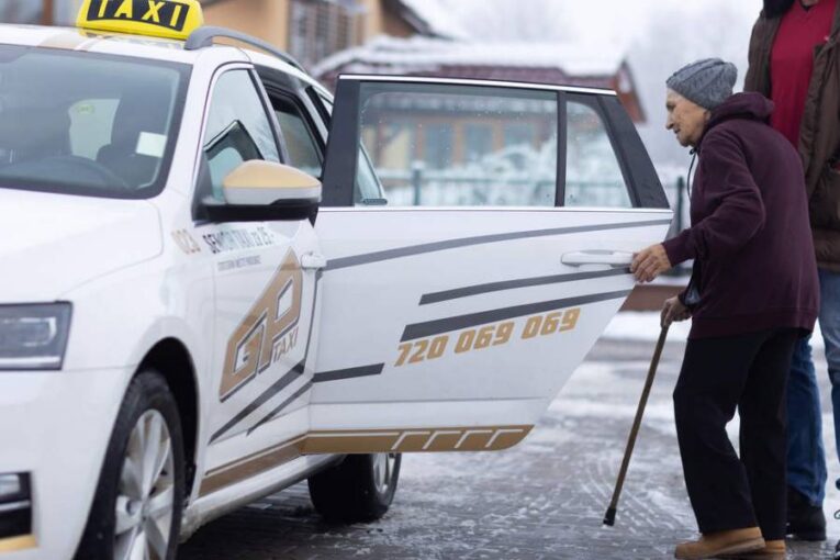 Senior taxi mění provozovatele. Změnou je mírné navýšení jízdného