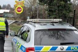 Obcí jela jako drak, přes přejezd řidič doslova přeletěl