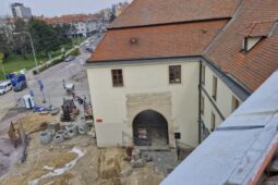 Ve sklepení domu na náměstí ve Znojmě byla nalezena středověká brána