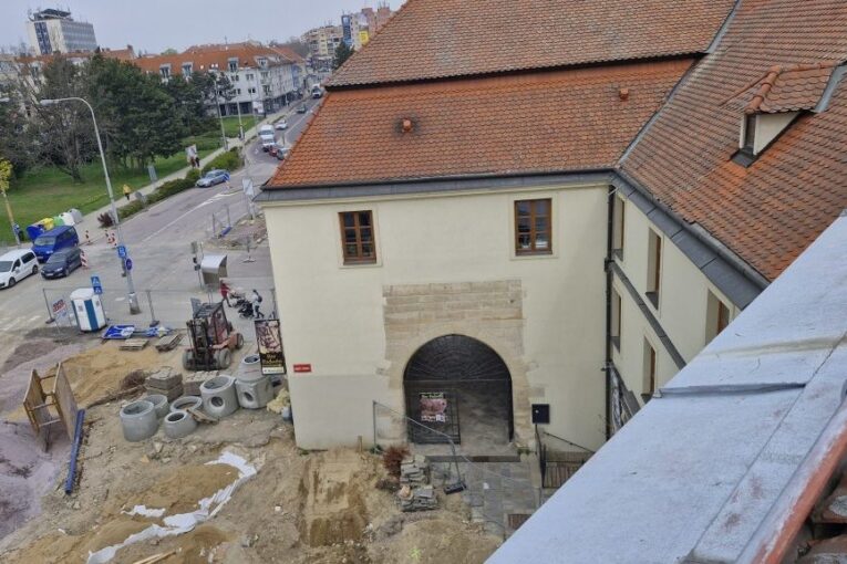 Ve sklepení domu na náměstí ve Znojmě byla nalezena středověká brána