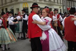 Zhlédněte krojovaný průvod i taneční folklorní přehlídku