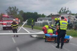 Pád větroně na silnici v Havlíčkově Brodě. Pilot skončil v nemocnici