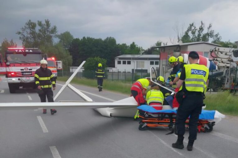 Pád větroně na silnici v Havlíčkově Brodě. Pilot skončil v nemocnici