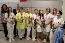 Růže jako symbol díků za jejich práci. Vedení FN Ostrava poděkovalo sestrám a ošetřovatelům