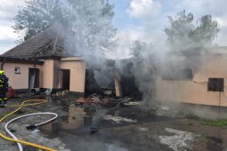 Snažil se sám uhasit garáže. Zachránili jej policisté, následně nastala exploze