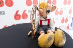 Hurvínek převzal ve Zlíně Zlatý střevíček. Legendární loutka slaví 100. narozeniny