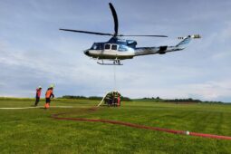Bambi vak, vrtulník i flexi tank: Hasiči absolvovali výcvik hašení leteckou technikou