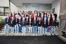 FOTO: Zlatí mladíci na radnici hlasitě skandovali Oceláři Třinec!