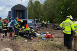 Simulovaná srážka vlaku s dodávkou prověřila připravenost všech složek Integrovaného záchranného systému