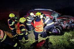 Vážná nehoda na Přerovsku: pět zraněných, jednoho museli vystříhat hasiči