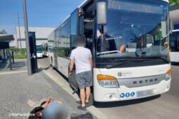 Jízda bez jízdenky a pes bez náhubku. Na policisty se vrhl se zdviženými pěstmi